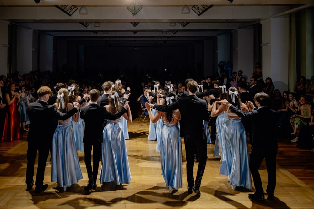 Mehr über den Artikel erfahren Maturaball 2024 – ALICE IM WUNDERLAND